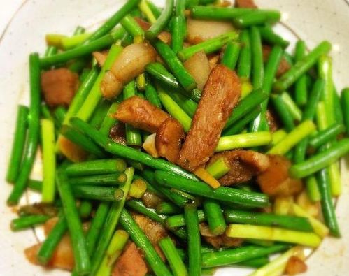 做蒜苔炒肉时,别直接下锅炒,教你一招,蒜苔翠绿,还更入味好吃