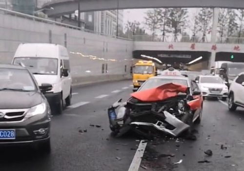 上海今天清晨天雨路滑 北翟路地道口两车追尾 