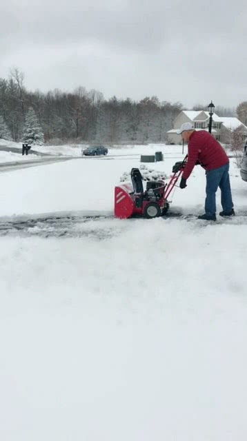 美国下大雪了,老公用铲雪机铲雪,儿子在雪地里爬 