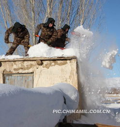 新疆军区边防团出动铲雪车帮助牧民清扫积雪 