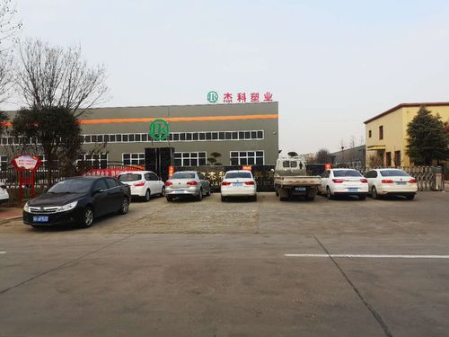 开着轿车去种地,打工务农两不误,工厂复工咋样 门岗周围看车辆