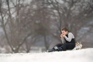 在一个美丽的下雪天,男孩静静的吹着口琴给狗狗听 