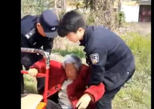 亳州警察扶起摔倒在地的76岁的老太太 网友 扶起的是善良