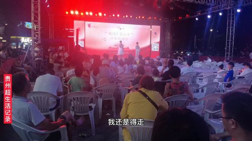 国庆节小朋友们在台上很用心演讲爱国需要从小培养的,未来就靠你们了 