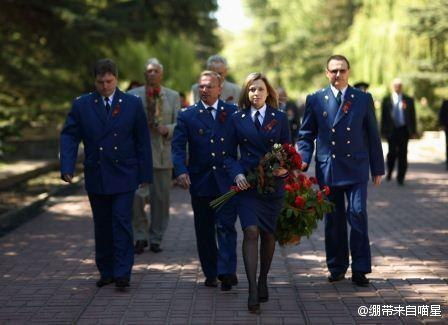 克里米亚美女检察长着新制服亮相 