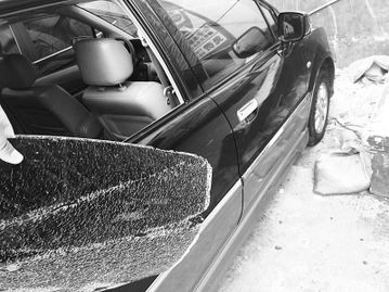 梦见车前玻璃被砸了是什么意思梦到车前玻璃被砸了好不好(梦到车子被砸玻璃)