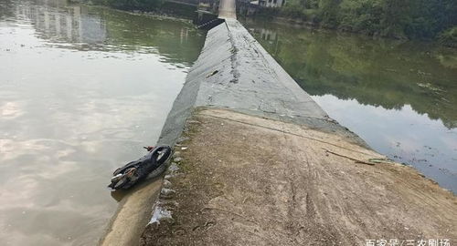 祁阳县建湘村一河坝,由于打滑一个骑电动车的掉进河里