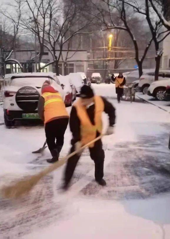 扫雪铲冰在行动,共建安全出行路 海淀街道开展扫雪铲冰工作