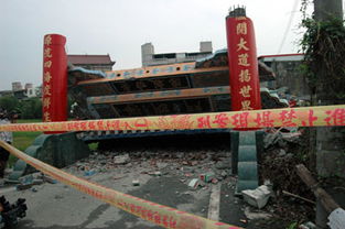 宜兰地震 牌楼倒塌在道路上 