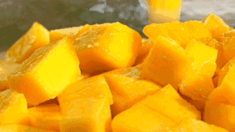 吃完芒果手上黄黄的