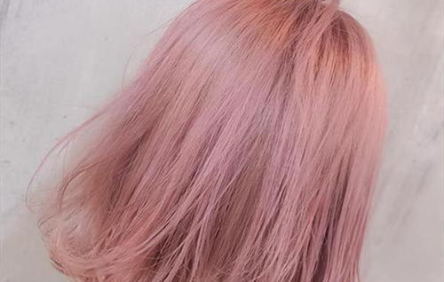 脏粉色头发图片 