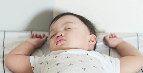 为啥婴儿睡觉总是 一惊一乍 的 应对方法,新手爸妈要明白
