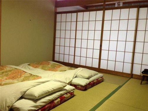 为什么日本人有床不睡,非要睡地板 不怕老鼠小虫和潮湿的问题吗