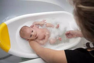 新生儿洗澡，刚出生的婴儿几天洗澡一次好