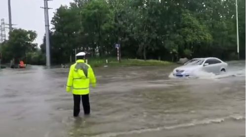 暴雨中的 守路人 六安公安交警