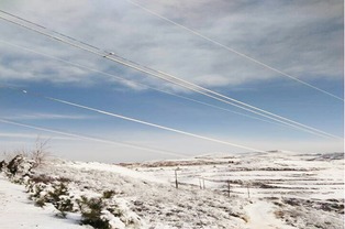 果洛公司积极应对降雪 确保电网安然无恙 