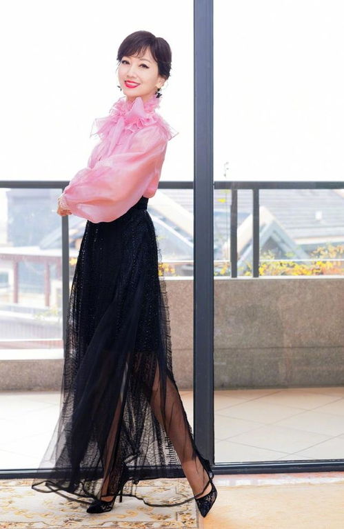 赵雅芝在杭州忆当初,粉色衬衫黑色纱裙,依旧是当年的白娘子模样