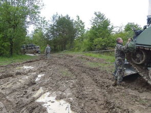 法军世界最贵坦克掉泥坑里 还得靠救援车拖出来 组图 