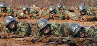 韩军士兵冰天雪地坚持训练爬泥坑趟冰水 