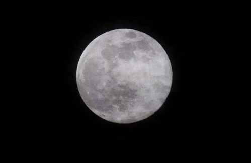 照片变月球壁纸怎么弄好看，怎样把月亮ps到照片上(月亮照片合成)