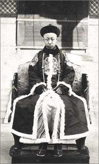 清朝末代皇帝溥仪珍贵旧照,长的帅气但已成历史 