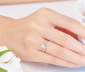 结婚戒指带哪只手,结婚戒指戴哪只手？买什么款式的钻戒合适？现场试戴重要吗？