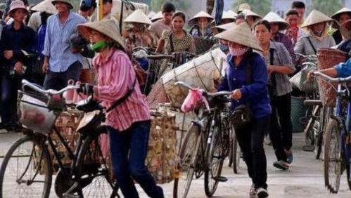 越南美女在中越边境摆摊,但贩卖的商品,却让中国男性感到荒唐