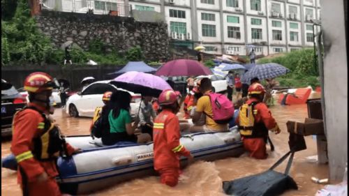 深圳暴雨频频,村庄被淹 宿舍积水断电 仓库厂房被淹......消防紧急救援