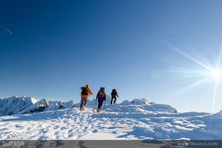 爬雪山的队伍高清摄影图片
