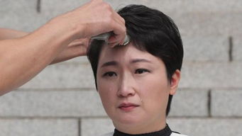 韩国女议员当众剃光头 边哭边喊话文在寅道歉