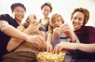 为什么看电影的时候都喜欢吃爆米花(看电影时为什么总要吃爆米花科普)