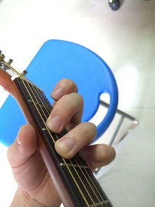 吉他G和弦按不好,是手指太短问题吗,尾指总是按不上,要么就是无名指碰五弦 