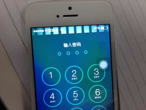 iphone5 手机屏幕上方出现一条白色块,刚换完屏幕总成,请问这是什么情况 