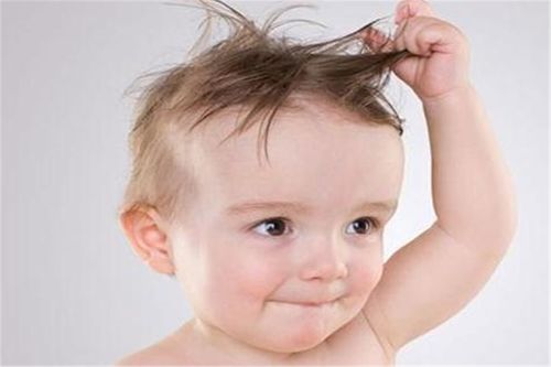为啥有的新生儿发量浓密,有的头上却光秃秃 剃胎毛会增多发量吗