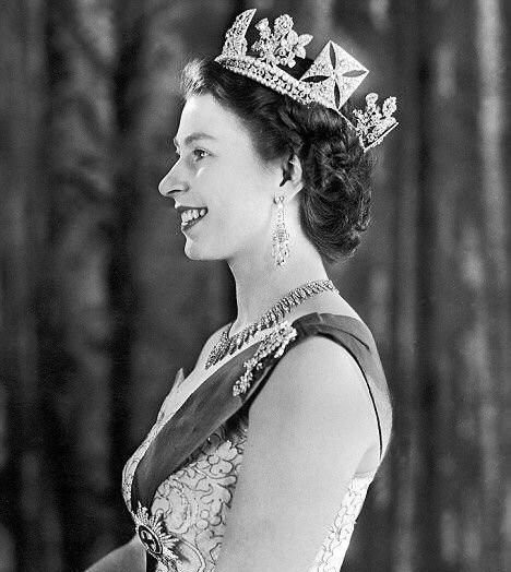 英国女王伊丽莎白二世年轻照 真的很漂亮,图9一身军装令人惊艳