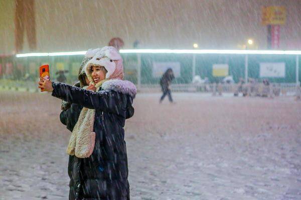 闪电贯穿夜幕 郑州上演 雷震雪 ,路人 一夜白头