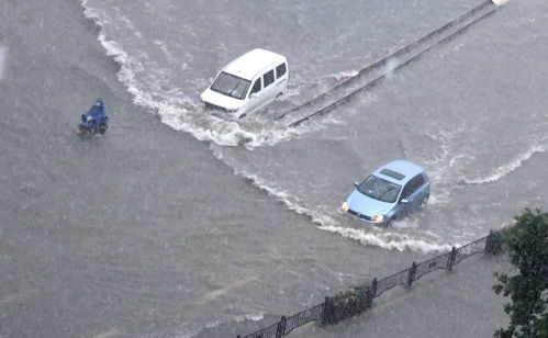 暴雨来袭,何时弃车逃生 汽车被淹,保险公司赔不赔 电动车雨天能当船开 专业人士解读来了 