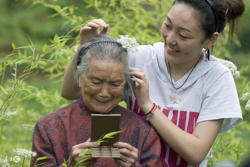 算命先生说老人儿子不孝,她把财产都给了女儿,儿子怒骂却没办法