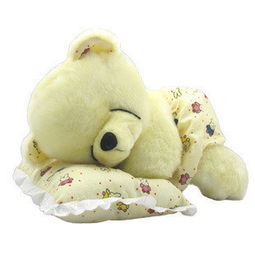 找一个娃娃 熊的身体为白色 下面的枕头为白色加粉色小点点圆形抱枕 可以发音 