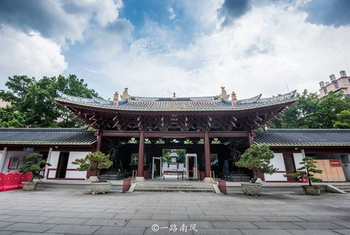 广州闹市里的千年古寺,内有中国最大最古老的铁塔,游客绕塔转圈