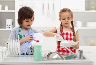 两位妈妈教孩子洗碗,却造就孩子不一样的人生