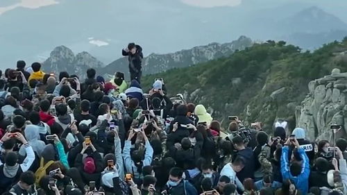 建议你们假期不要去爬泰山,真的会被推下去,人挤人上去也看不到日出 