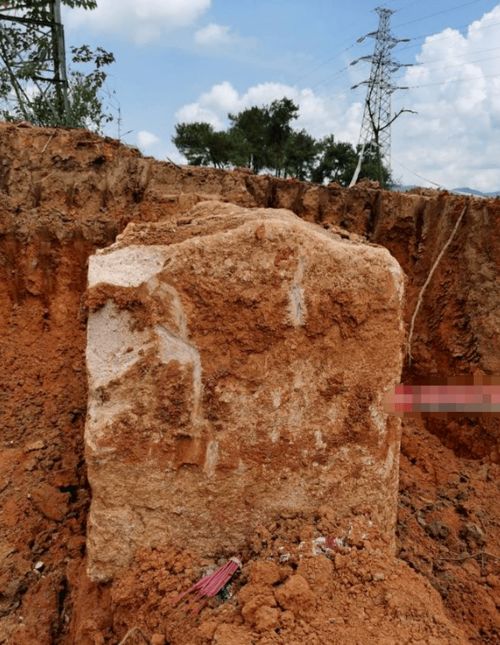 上思一项目工地上,挖出一副三合土石棺 推断为明朝古墓