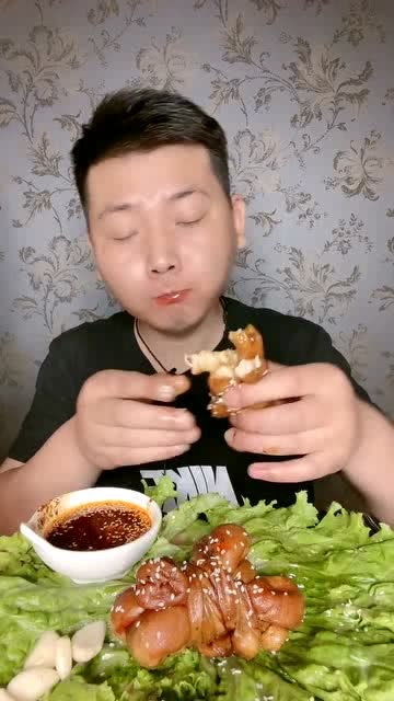 大哥直播吃香肠,吃肉就跟喝水一样,看他吃我都饿了 