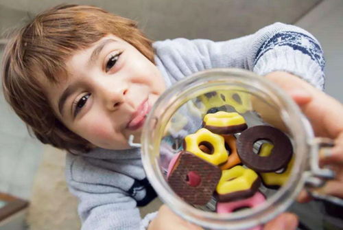 孩子想吃冰激淋去舔模型 想控制孩子 零食欲 ,严防不如浅尝