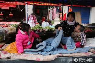 妈妈带儿女风雪中卖菜 用旧被子暖孩子