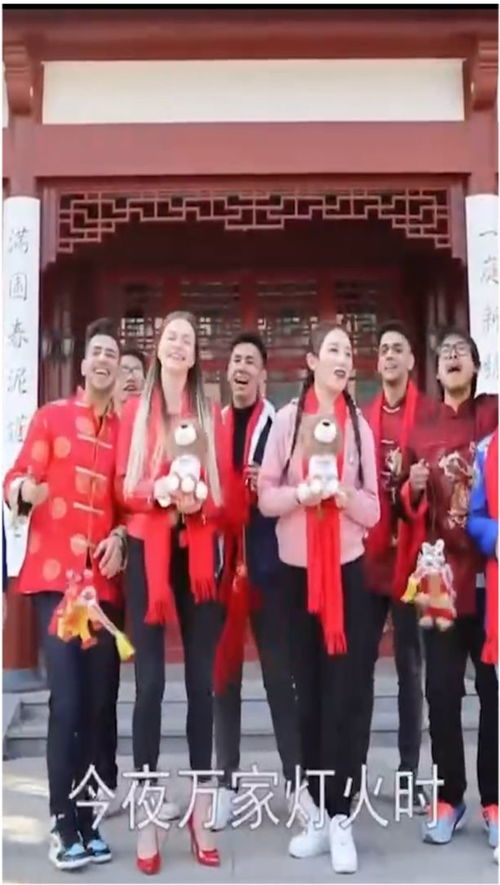 喜庆 7国海外留学生齐唱中国拜年神曲,穿唐装带红围巾发音标准 