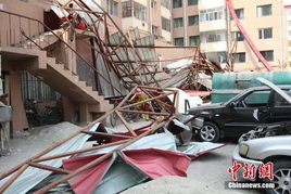 哈尔滨一楼房房盖被大风吹落 近十辆车被砸 