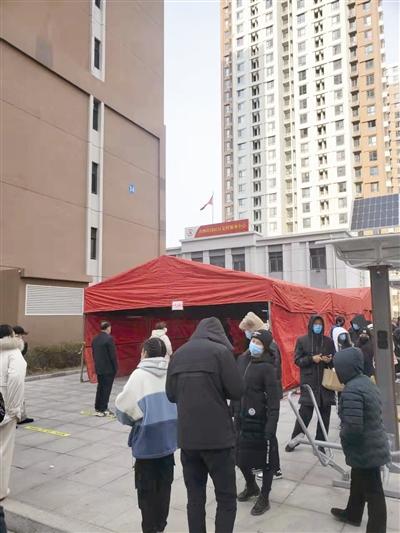 天津西青区津洲花园 居民排队依次做检测 特殊人群可上门服务 
