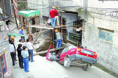 路面塌陷毁房吞车 